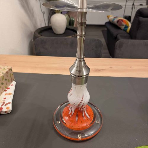Schöne Shisha mit Glasbasis und Metallaufsatz, ideal für gemütliche Abende.