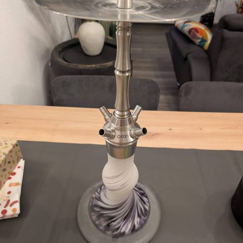 Rauch-Hookah mit stilvollem Glasaufsatz und Metallbasis, ideal für Shisha-Liebhaber.