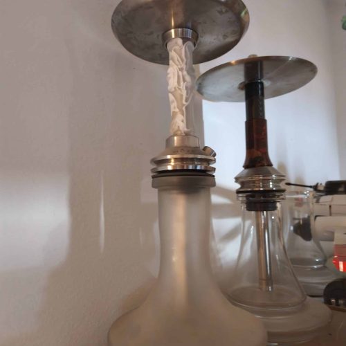 Alte Wasserpfeife mit Metall- und Glaselementen, ideal für Shisha-Liebhaber.