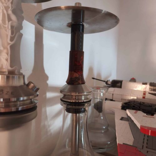 Shisha-Kopf mit Metallplatte auf Glasbasis, Nahaufnahme.