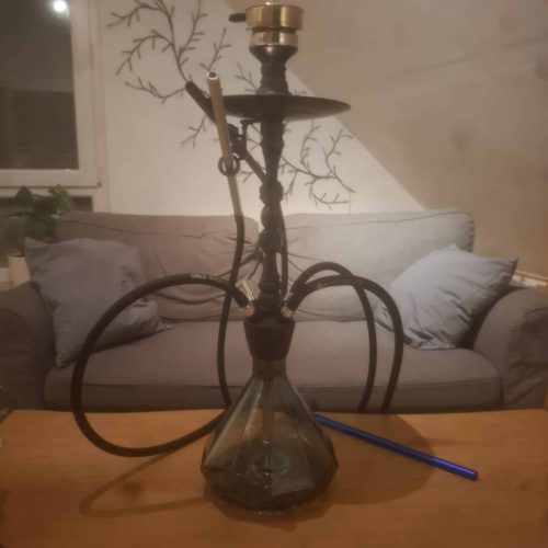 Alte Shisha mit Glasbasis und Metallstücken.