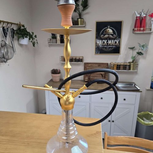 Rauchende Shisha mit mehreren Schläuchen auf einem Tisch in einer modernen Küche.