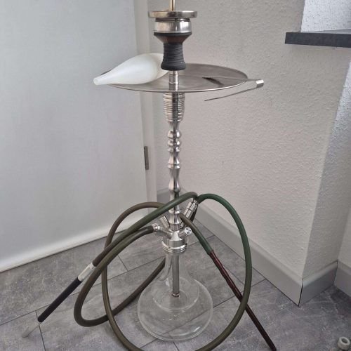 Rauchsäule mit Shisha, Schlauch und Tabakbehälter, ideal für gesellige Abende.