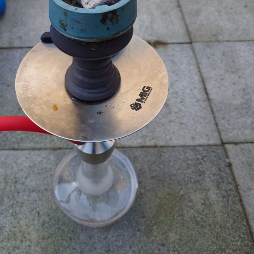 Shisha-Kopf mit Kohle auf einem Tisch, rauchende Shisha.