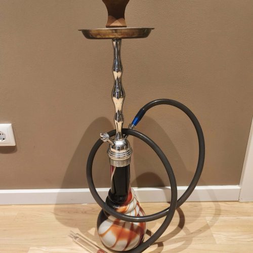 Shisha mit Glasbowl, Metallstange und Schlauch, auf Holzboden.