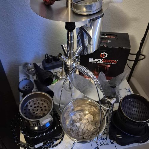 Komplettes Shisha-Zubehör mit Tabak, Kohle und Zubehör.