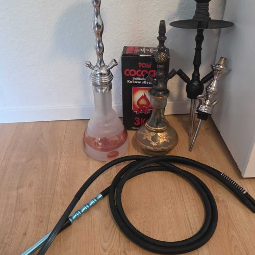 Zwei Shisha-Köpfe mit Schläuchen und Tabak.