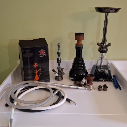 Verschiedene Shisha-Teile und Zubehör auf einem Tisch.