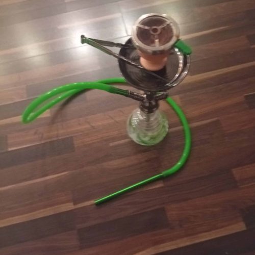 Wasserpfeife mit grüner Silikonschlauch und Glasbasis, ideal für Shisha-Liebhaber.