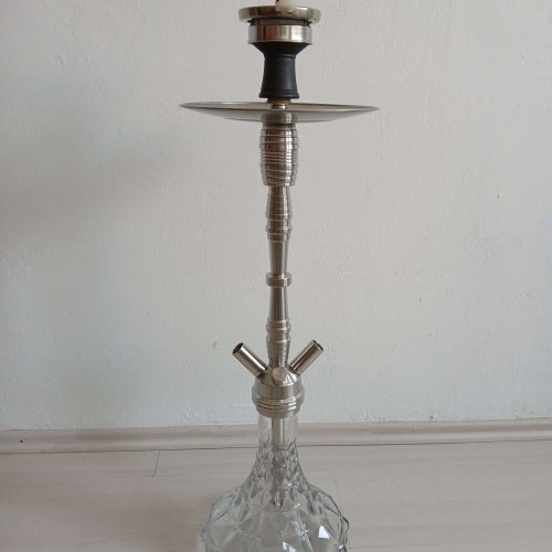 Rauchpfeife auf einer eleganten Glasbasis, ideal für Shisha-Genuss.