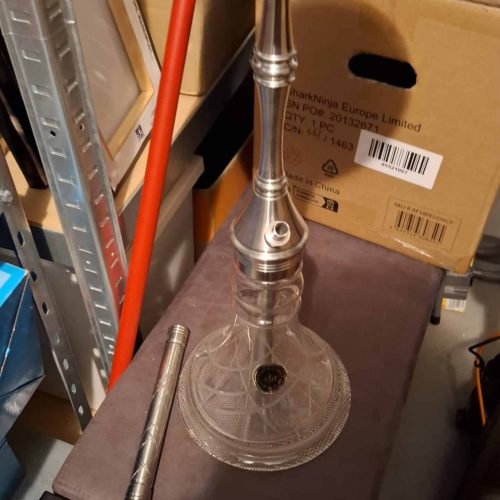 Rauchersäule mit Glasbasis, Metallaufsatz und Zubehör, ideal für Shisha-Genuss.