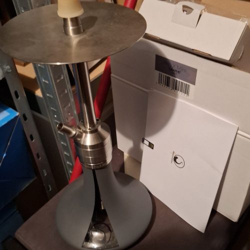 Metallischer Schirmständer mit Kerzenhalter, gebraucht, in Lagerraum.