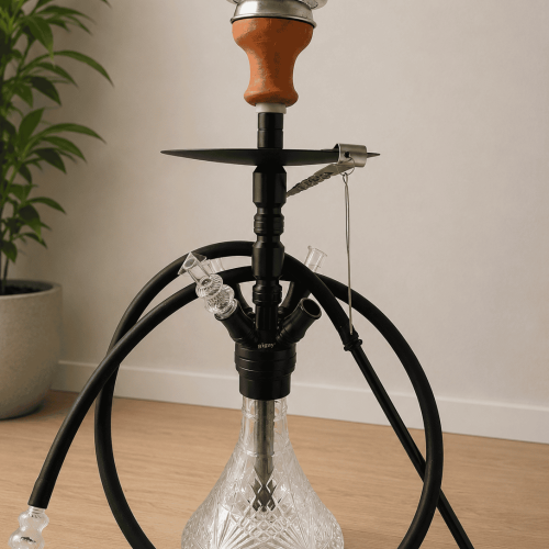 Shisha mit Glasbasis, Schlauch und Kopf, ideal für Genuss und Entspannung.