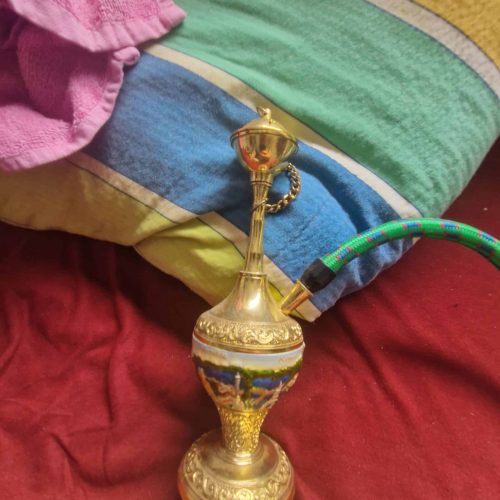 Dekorative Shisha mit goldener Trophäenform, ideal für Sammler und Shisha-Liebhaber.