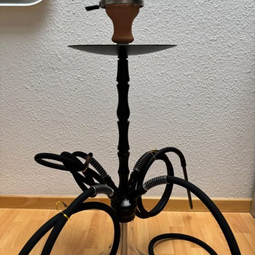 Shisha-Hookah mit Glasbowl und Schlauch auf Holzboden.