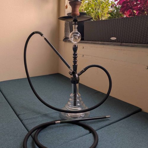 Rauchsäule mit Schlauch, Kopf und Wasserbasis, ideal für Shisha-Genuss.