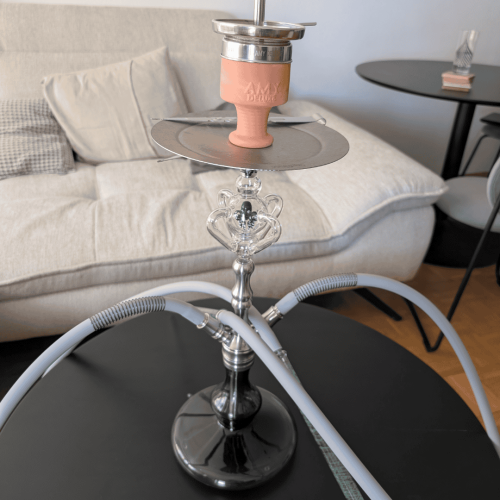 Schöne Wasserpfeife mit Shisha-Kopf, Glasaufsatz und Schlauch, ideal für gemütliche Abende.