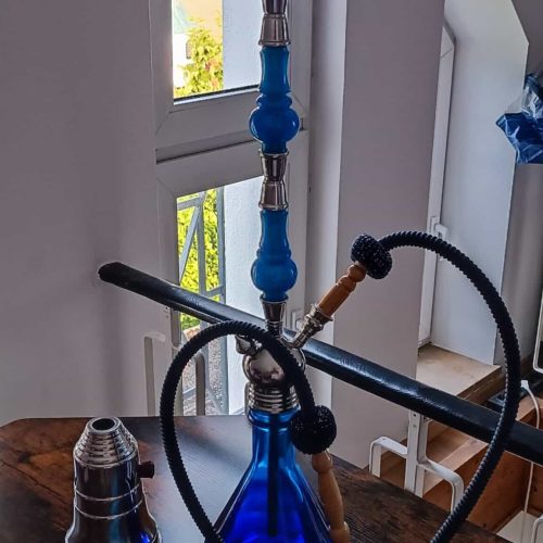 Wasserpfeife mit blauer Glasvase, schwarzem Kopf und flexiblem Schlauch, ideal für Shisha-Liebhaber.