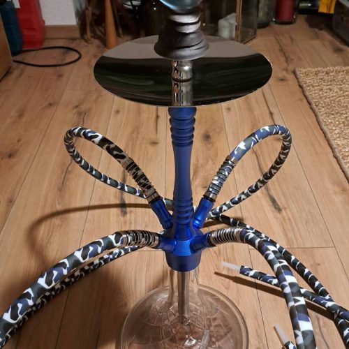 Shisha-Rauchsäule mit Schlauch und Zubehör auf Holzboden.