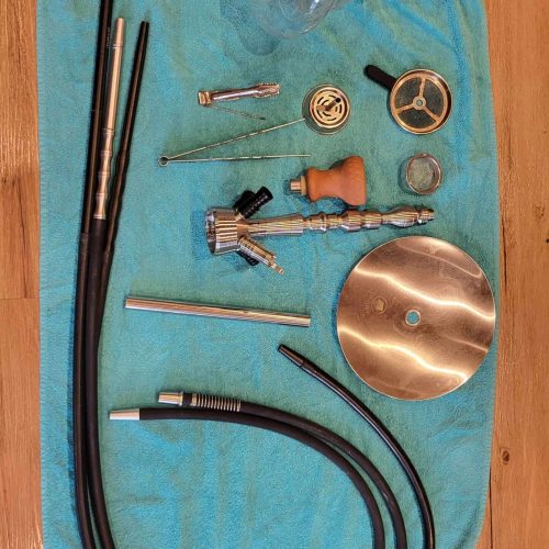 Shisha-Zubehör mit Glasbowl, Schläuchen und Dichtungen.
