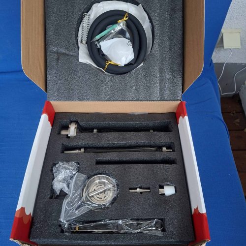 Komplettes Shisha-Set mit Glasbowl, Schlauch und Zubehör in Verpackung.