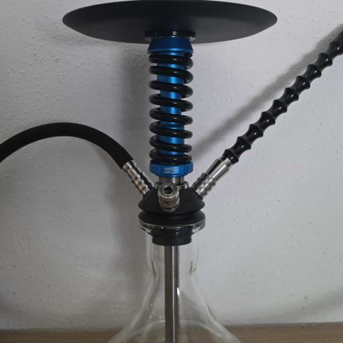 Shisha-Kaminaufsatz mit Glasbowl, flexible Schlauch und Metallteile.