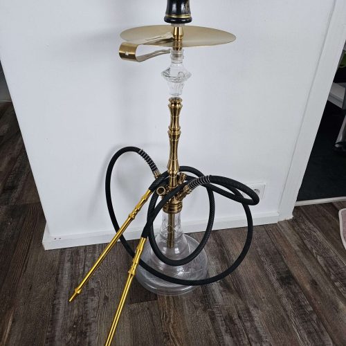 Rauchsäule mit goldfarbenem Design, inklusive Schlauch und Zubehör, ideal für Shisha-Genuss zu Hause.