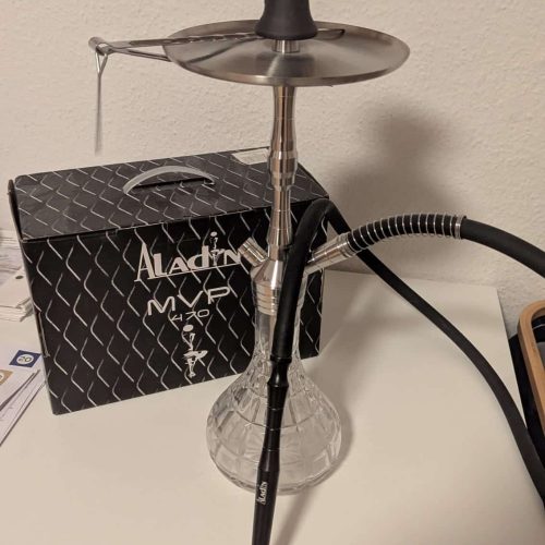 Hochwertige Shisha mit Glasbase, Metallaufsatz und Schlauch, ideal für Genuss und Entspannung.