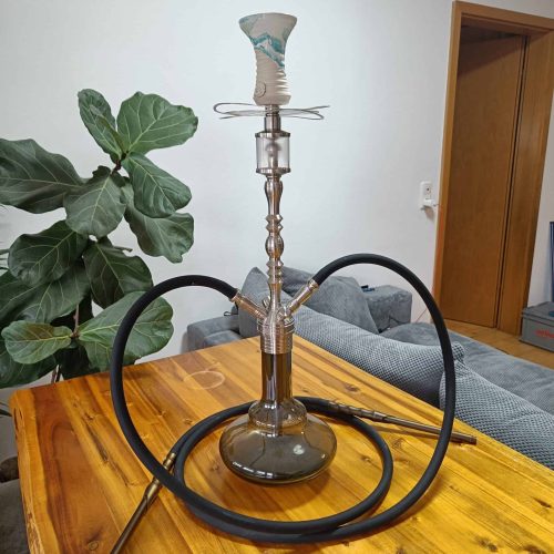 Rauchsäule mit Schlauch auf Holztisch, ideal für Shisha-Genuss.