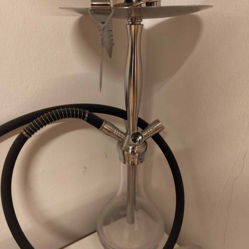 Rauchsäule mit Shisha-Kopf, Schlauch und Ablage, ideal für Wasserpfeifen-Liebhaber.