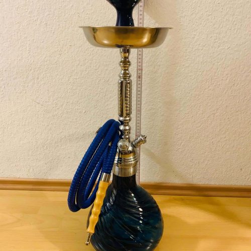 Rauchsäule mit blauer Glasbasis, Schlauch und Metallaufsatz für Shisha.