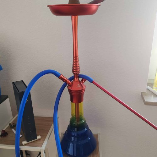 Bunter Wasserpfeifen-Kopf mit Schlauch und Tabakschale.