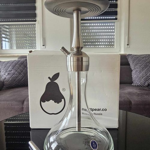Rauchende Shisha mit Glas- und Metallkomponenten, ideal für Shisha-Liebhaber.