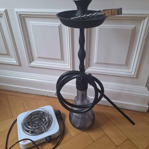 Rauchsäule für Shisha mit Heizgerät und Schlauch, ideal für Raucherlebnisse zu Hause.