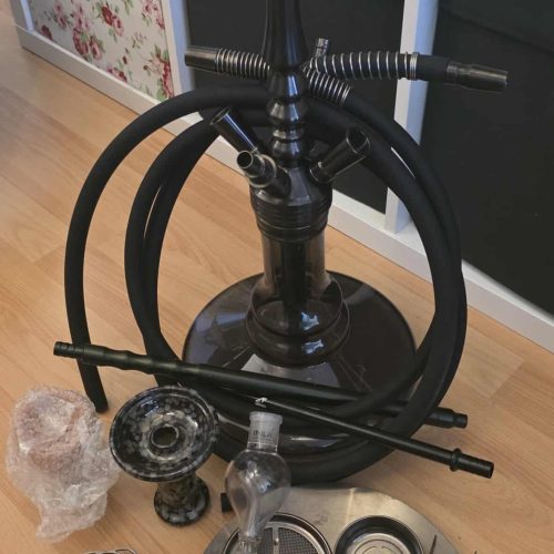 Komplette Shisha mit Glasbowl, Schlauch und Zubehör.