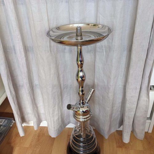 Silberner Shisha-Kopf mit Glasbowl auf Holzfuß.