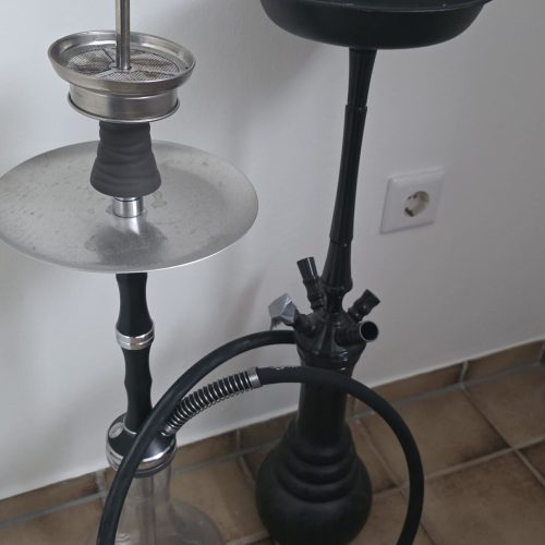 Raucherset mit Wasserpfeife, Rauchsäule und Zubehör für Shisha-Liebhaber.