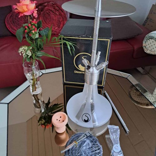 Dekorative Shisha mit Zubehör auf Glas-Tisch, ideal für Raucher und Shisha-Liebhaber.