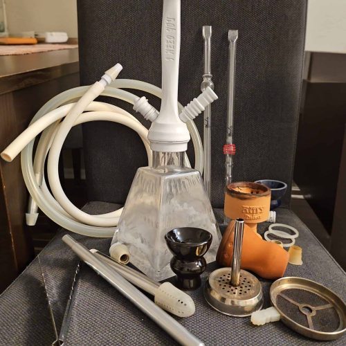 Zubehör für Shisha, inklusive Schlauch, Kohlezange und Dichtungen.