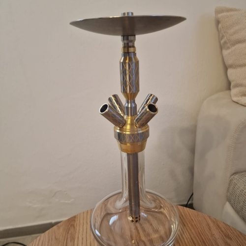Rauchsäule auf Glasbasis mit Metallaufsatz, ideal für Shisha-Genuss.