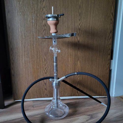 Rauch-Hookah mit Glasbasis, Silikonschlauch und Keramik-Bowl, ideal für Shisha-Liebhaber.
