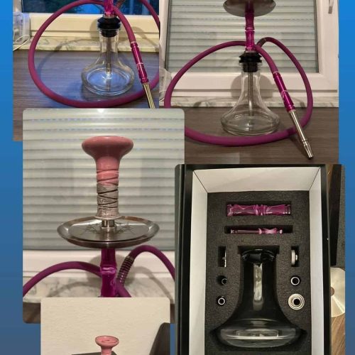 Rauch-Hookah mit Glasbowl, pinken Schläuchen und Zubehör, ideal für Shisha-Liebhaber.