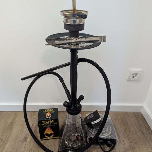 Rauchsäule und Shisha-Set mit Zubehör, ideal für Raucherlebnisse.