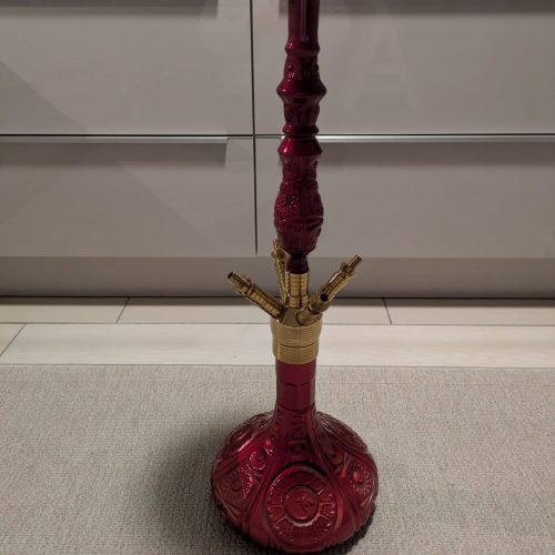 Dekorativer Shisha-Hookah mit rotem Design und Glasplatte.