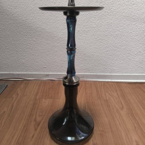 Rauch-Hookah mit blauer Glas-Säule auf Holzfuß, ideal für Shisha-Liebhaber.