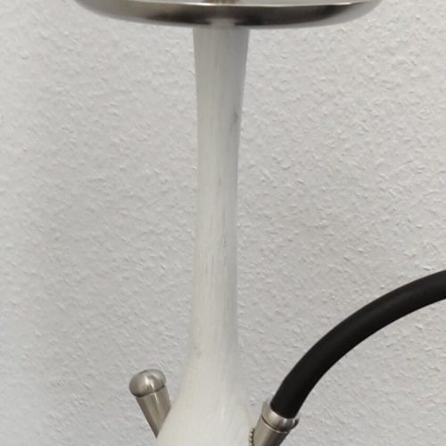 Wasserpfeife mit Wasserbehälter und Schlauch, ideal für Shisha-Liebhaber.