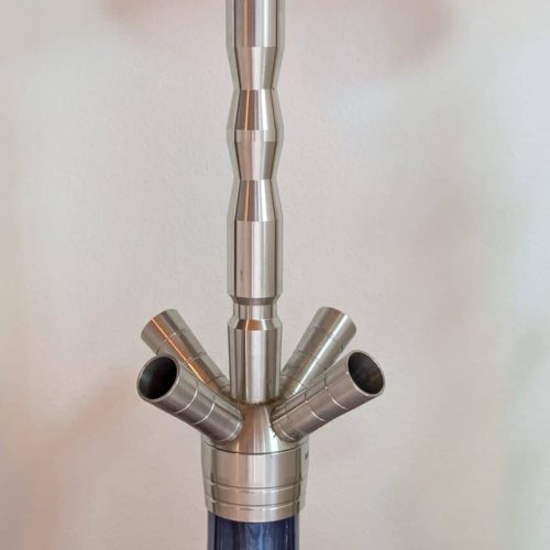 Moderne Wasserpfeife mit buntem Glas und Metall-Design.