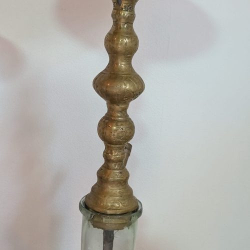 Altmodischer Shisha-Halter aus Holz und Glas.