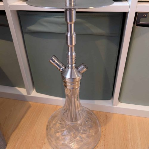 Shisha mit Glasbase und Metallrohr, ideal für Raucher und Shisha-Liebhaber.