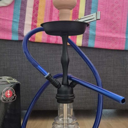 Shisha mit Glasbowl, Silikonschlauch und Metallzubehör.